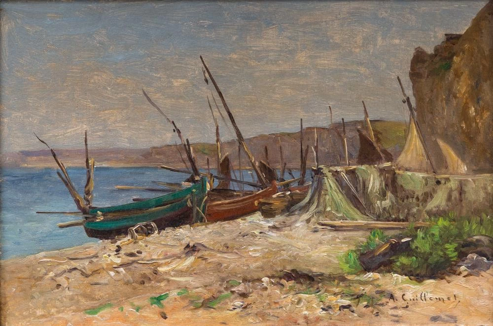 Barche sulla spiaggia vicino a Etretat